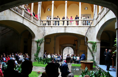 [ Musicians in a courtyard ]