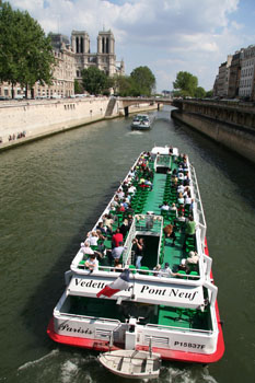 [ Tour boats on the Seine ]