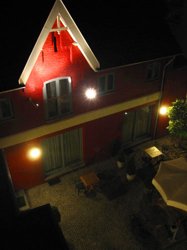 [ Hotel courtyard ]