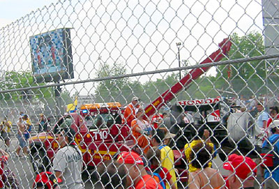 [

Sato's car being carried back to the pits ]