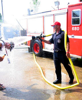 [

Fireman hoses off hot people ]