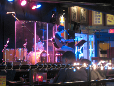 [ Dude singing at B.B. King's ]