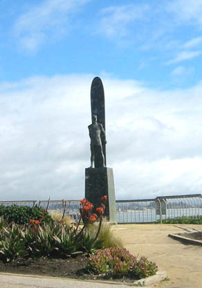 [ Surfing statue ]