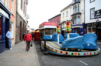 [ Narrow street for fair ]
